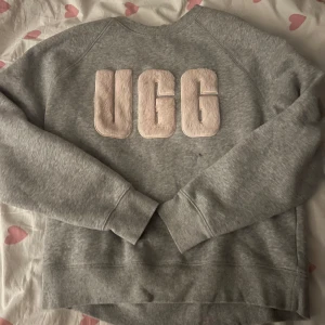Grå sweatshirt från UGG - Varm mysig tröja från UGG. Aldrig kommit till användning så den är som ny. 