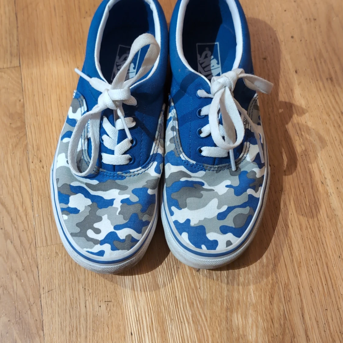 Blå och kamouflage sneakers från Vans