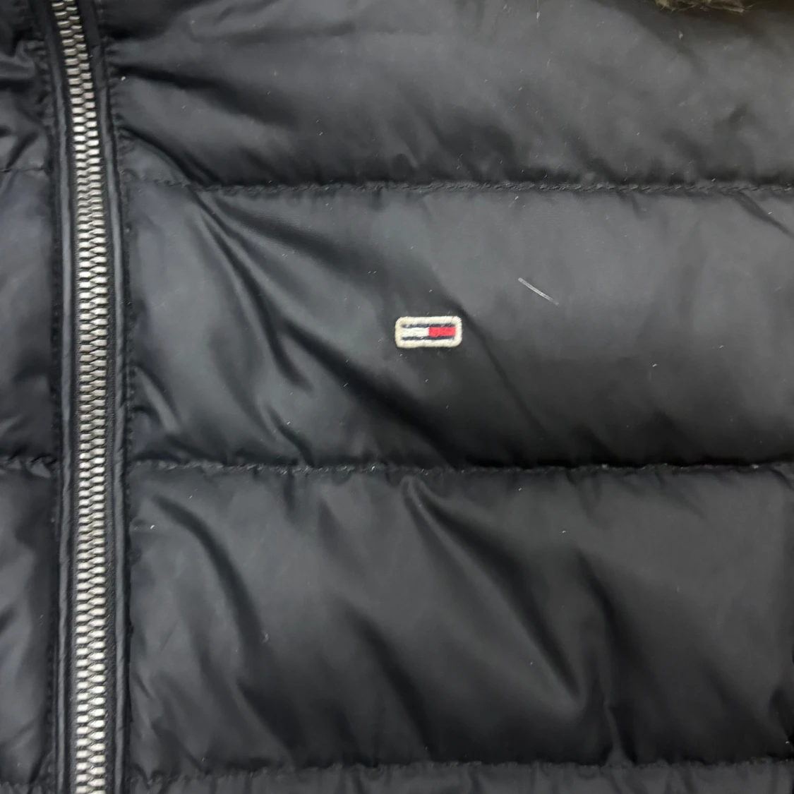 Svart dunjacka från Tommy Jeans - 90