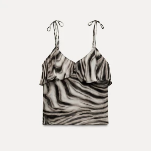 Zebramönstrad topp med volangdetaljer - Snygg zebramönstrad topp. Precis beställd från zara för 379, helt oanvänd endast testat (prislapp finns kvar) . Helt slut i lager på hemsidan🥰🥰