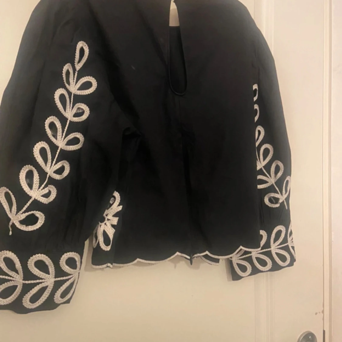 Svart blus med vit broderad design - 91