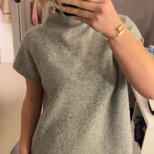 Grå stickad tröja - Suuuper fin grå stickad tröja i nyskick🥰 den har en slits på båda sidorna och har inga defekter, passar mig som har S.  Pris kan diskuteras🙌
