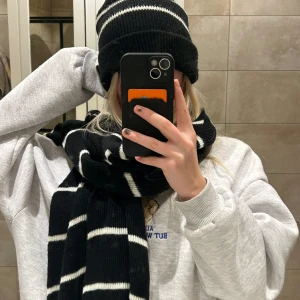 Svart och vit randig mössa - Mössa och halsduk 