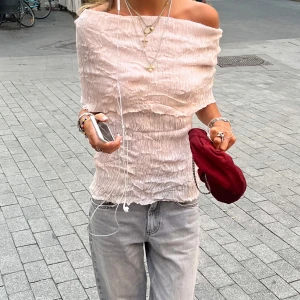 Rosa offshoulder topp - Trendig beige offshoulder topp med ribbad struktur. Perfekt för en stilren och avslappnad look. Passar bra till jeans eller kjol för en chic outfit. Lite osäker om jag ska sälja men får jag ett bra pris gör jag det