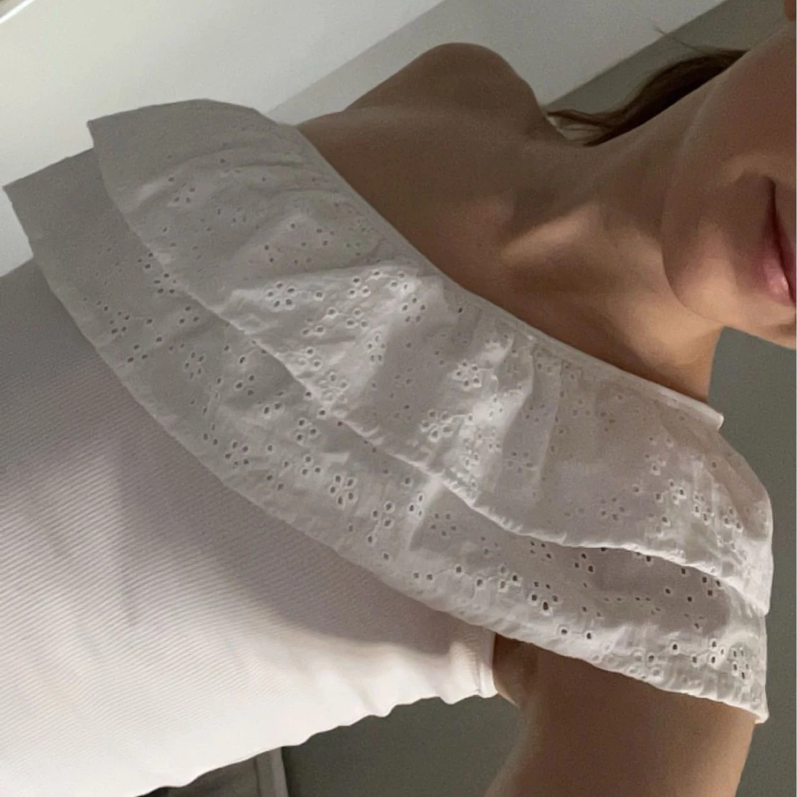 Vit oneshoulder topp med volang