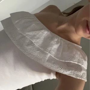 Vit oneshoulder topp med volang - Snygg vit oneshoulder topp med volangdetaljer. Den är från Gina Young i storlek 146-152. Har använts få gånger. Pris kan diskuteras 💕💕Slutsåld på hemsidan💕