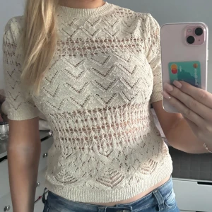 Vit stickad T-shirt med spets - CremeVit tshirt från zara.