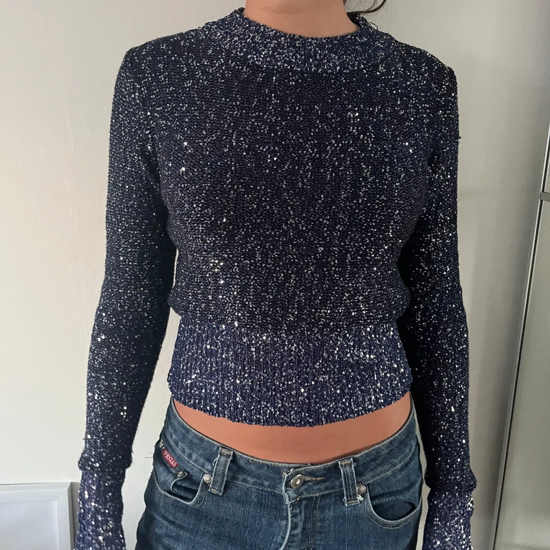 Glittrig mörkblå croppad tröja
