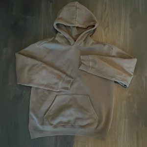 Mörkgrå hoodie - En väldigt clean mörkgrå hoodie. Passar väldigt bra med mörka jeans aningen svarta mörkgråa eller marinblåa. Den är i nyskick 10/10 och kostar 250 kronor nypris. Storlek S men passar även M. Sitter inte särskilt baggy.