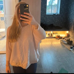 Soft goat tröja - Säljer denna ljusrosa softgoat tröjan, st s-m den sitter oversized vilket är väldigt najs🥰väldigt bra skick❤️finns inte kvar att köpa❤️100% kashmir