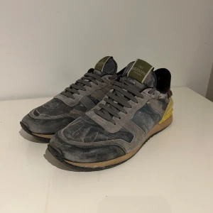 Valentino rockrunners - Säljer dessa feta valentino rockrunners skorna. Storlek 41-42. För minsta fundering, hör av dig👍🏻