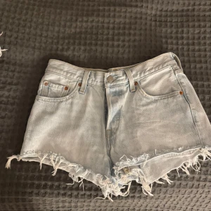 Ljusa jeansshorts från Levi's - Snygga ljusa jeansshorts från Levi's. Säljer då de är för små🫶