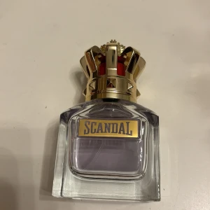 Scandal Parfym från Jean Paul Gaultier - Säljer en flaska Scandal parfym från Jean Paul Gaultier då den ej fall mig i smaken, köpt för 900 kronor på nätet för ett tag sedan och sen har den bara stått. Är väll en 3/4 kvar och du får med boxen på köpet. Skriv till mig vid minsta fråga, BYTER INTE då vissa här på plick inte vet hur man beter sig (Just därför har jag redan denna som ”såld” på min profil). Men som sagt det är bara att höra av sig och om priset inte passar så går det att diskutera, men enligt mig är detta ett bra pris.