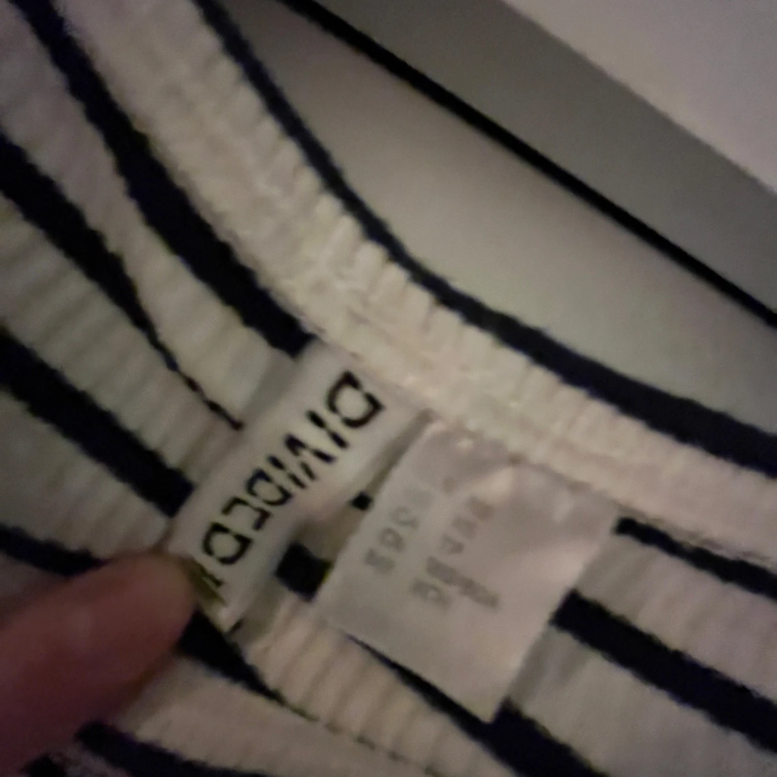 Randig offshoulder topp från Divided - 90