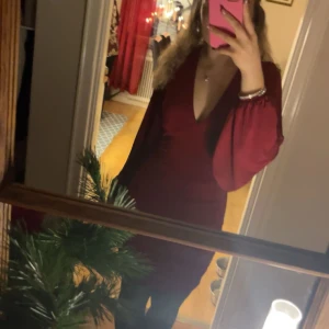 Vinröd klänning med v-ringning - Jag säljer nu min fina nyinköpta vinröda klänning, den är endast använd en gång och är som ny❣️