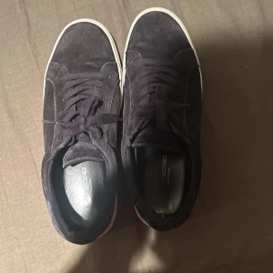 Mörkblåa  sneakers från Vagabond - Säljer dom hära vagabondsen för att dom inte passar längre det är rätt så bra skicka lite sliten mocka men annars ser dom bra ut nypris är ungefär 1400 köpt från vagabonds hemsida skriv om du har funderingar.  