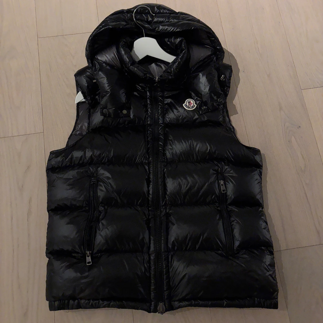 Moncler väst svart