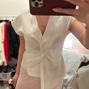 Zara blus - Såå fin zara blus köpt för ca 2-3 år sedan, den är normal i storlek❤️