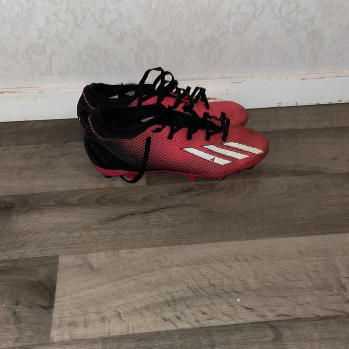 Röda fotbollsskor från Adidas jätte sköna att lira med - 2