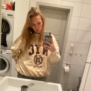 Sweatshirt/Podkoszulek - Söt beige collegetröja/sweatshirt från pull & bear! Storlek M & mycket bra skick! Riktigt mysig.🥰