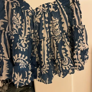 Blå och vit kjol från Zara - Säljer en blå och vit kjol från Zara med ett unikt mönster. . Perfekt för en somrig look!