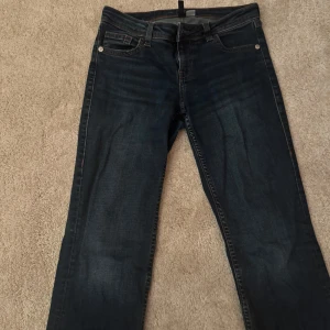 Mörkblå jeans från Divided - Snygga mörkblå jeans från H&M strl 38 🥰