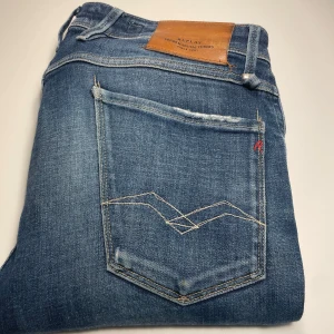 Replay jeans  - Märke: Replay | Modell: Anbass | Skick: 8/10 Storlek: W33, L32 | Slitningen är design