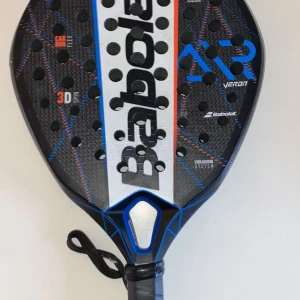 Padelracket Babolat Air Veron - Säljer ett Babolat Air Veron padelracket med en stilren design i svart, blått och rött. Racketen har en 3D Spin+ yta och Vibrasorb System för bättre kontroll och komfort. Perfekt för den som vill ha en kombination av kraft och precision på banan.