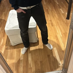 Svarta replay jeans - Ett par sköna replay grovers i otroligt bra skick använd 1-2 gånger svart färg med lite ljus grå fade mot knäna storlek 31/32