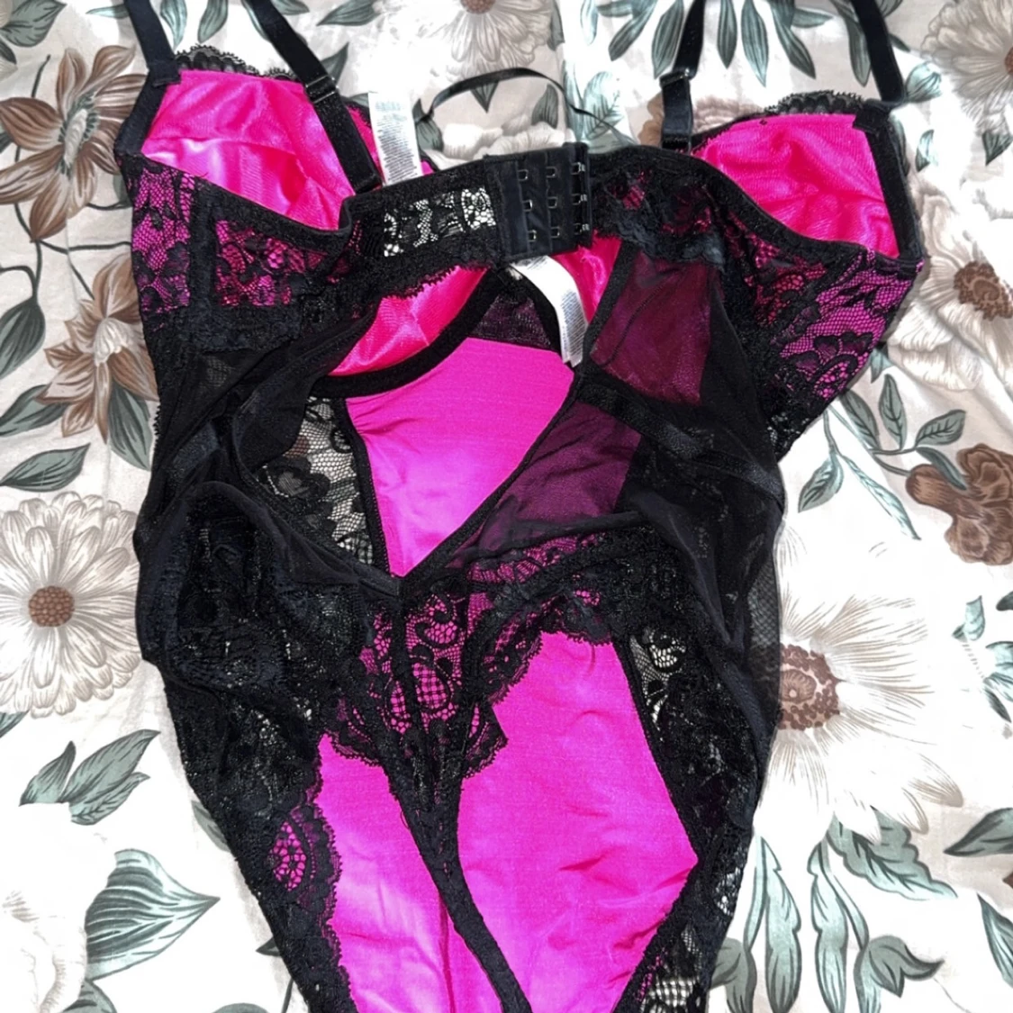 Svart och rosa spetskorsett - 90