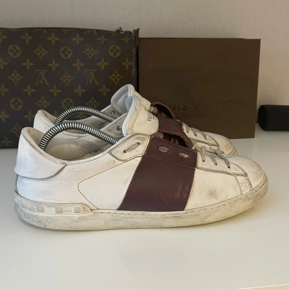 Valentino Garavani sneakers i vitt och vinrött