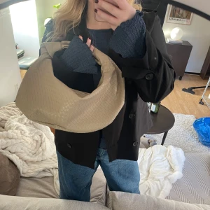 Beige handväska - Snygg beige väska i ett quiltat mönster