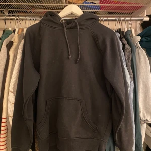 Svart hoodie - Hoodie från BikBok! 