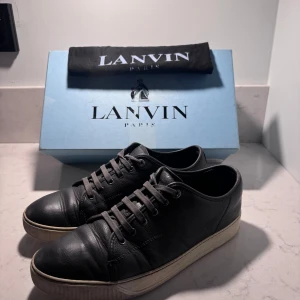 Riktigt snygga skor från lanvin! - Hej säljer ett par riktigt snygga skor från lanvin i storleken uk 9 vilket motsvarar 43-44. Orginal låda och dustabag till kommer. Om det är något ni undrar är det bara att höra ev er. MVh ville 