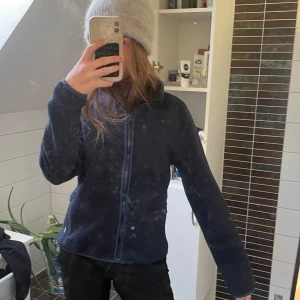 Mörkblå Teddy jacka💙 - Säljer den mörkblåa teddyjacka som är lite tunnare, den är i acceptabelt skick då den har små hål i ens sömnen vid armen💛 den är i barn storlek men som en xs🩵 priset kan diskuteras
