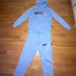 Ljusblått Hoodrich set  - Säljer mitt ljusblåa Hoodrich set för att det blivit för litet för mig. Pris kan diskuteras. Tveka inte på att höra av er vid funderingar