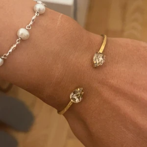 Carolina swedblom armband  - Säljer mitt Carolina swedblom armband i guld med rosé guld då jag nu andcänder silversmycken💕 har tyvärr inte kvar boxen som armbandet kom med 