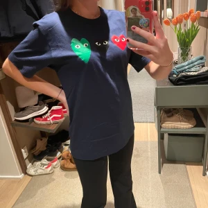 Comme des garçons t-shirt  - Min storebror fick denna snygga t-shirt i julklapp för två år sedan men ingen har använd den sedan dess… det var inte hans stil och den är för stor för mig. Så nu säljer jag denna comme des garçons t-shirt köpt på NK i Stockholm från Paul&Friends. Den är helt som ny utan minsta slitage. Strlk M(längd 68cm, armhåla-armhåla 48cm) och materialet är bomull. 