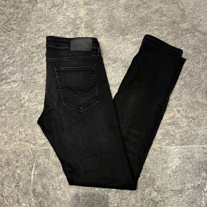 Jack&Jones Jeans - Ett par svarta jeans från Jack&Jones i modellen Slim Glenn. Jeansen är i bra material med stretch, jeansen är i nyskick med inga skador nästan aldrig använda. Köpte jeansen för 899 kr. Hör av er vid mer frågor 