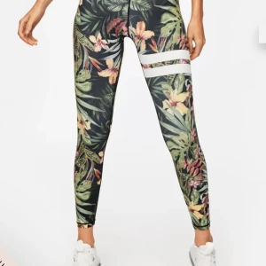 Blommiga leggings med tropiskt mönster - Bara använda en gång och är därför som nya, säljer för att dem är för små!!💞Nypris 799