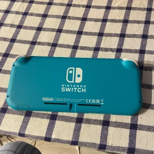 Turkos Nintendo Switch Lite - Säljer en turkos Nintendo Switch Lite. Perfekt för gaming på språng med inbyggda kontroller och en kompakt design. Skärmen är i bra storlek för att spela dina favoritspel var som helst. Kontakta mig för mer info eller prisförslag!