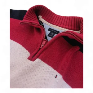 Randig tröja med dragkedja från Tommy Hilfiger - Säljer en snygg randig tröja från Tommy Hilfiger i rött, svart och vitt. Tröjan har en dragkedja vid halsen och ribbad krage. Perfekt för en stilren look.