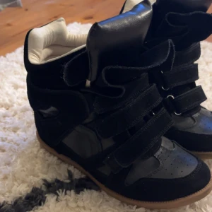 Isabel marant  - Hej säljer mina Isabel marants då de inte kommer till användning. Använt fåtal gånger. Skriv vid intresse💕💕💕passar 37-39 skulle jag säga