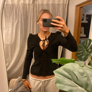 Svart  topp med knyt - Snygg svart topp med knyt  och långa ärmar. Cool!