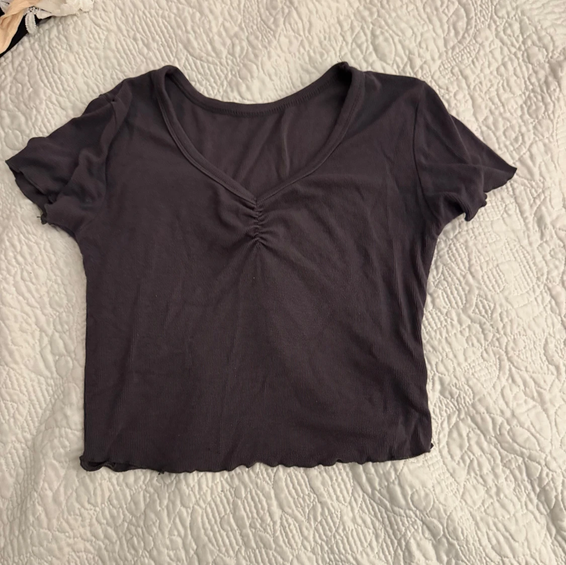 Mörkgrå ribbad topp