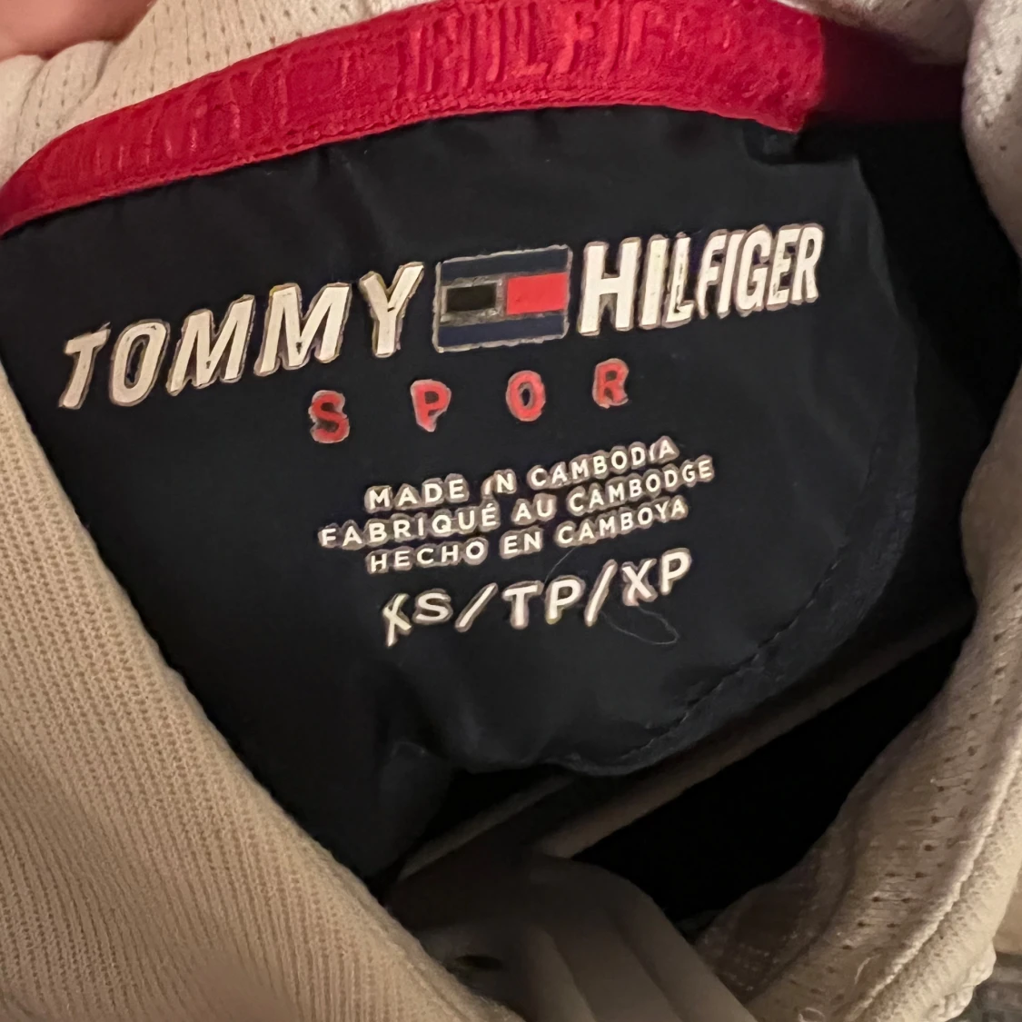 Grå och marinblå hoodie från Tommy Hilfiger - 91