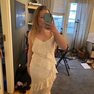 Ivory Jacquard Ruffle Midaxi Dress från Boohoo - Säljer en jättefint oanvänd vit klänning från Boohoo med volangdetaljer. Perfekt för allt, sommar, konfirmation, dop, avslutningar, bröllop, verkligen allt! Skriv för fler bilder, samt kan även priset diskuteras! 