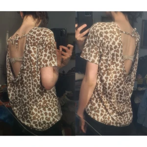 Giraffe/komönstrad rygglös topp med snörning brun/vit S - Mjuk, knappt använd. 50% viskos, 50% polyester. Liten mörk fläck fram (bild 4), vet inte om det går bort i tvätt. Färgerna syns bäst på sista bilden med mer neutralt ljus.