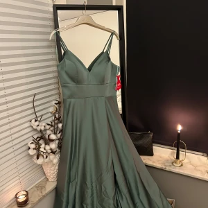 Balklänning - En jättefin ljusgrön balklänning som aldrig har kommer till användning. Storlek 40 men passar till någon med 38 och 36. Pris kan diskuteras