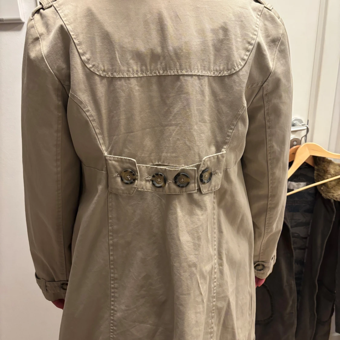 Beige trenchcoat från 365 Sunshine - 90